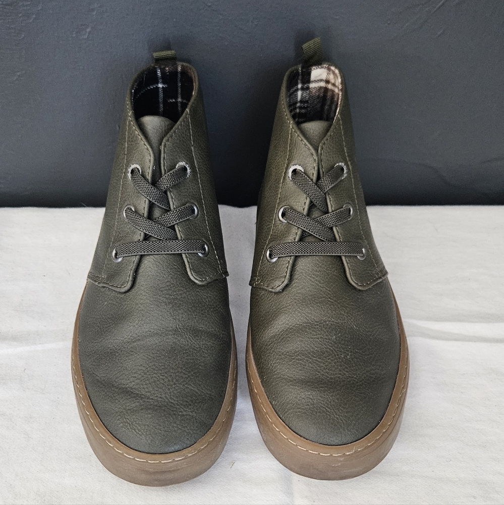 Old Navy Boys Chukka Sneakers–Olive Green Faux Leather–Sz 2 Youth